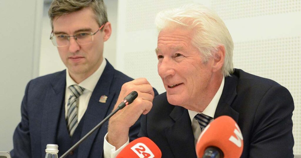 Richard-Gere-interviene-conferencia-sobre-el-Tíbet-celebrada-en-Riga-junto-a-parlamentarios-balticos