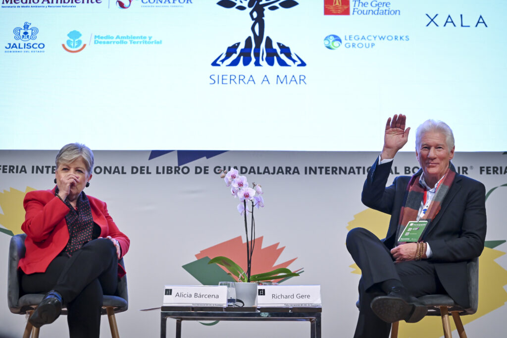 richard-gere-y-alicia-barcena-presentan-sierra-a-mar-en-fil-guadalajara